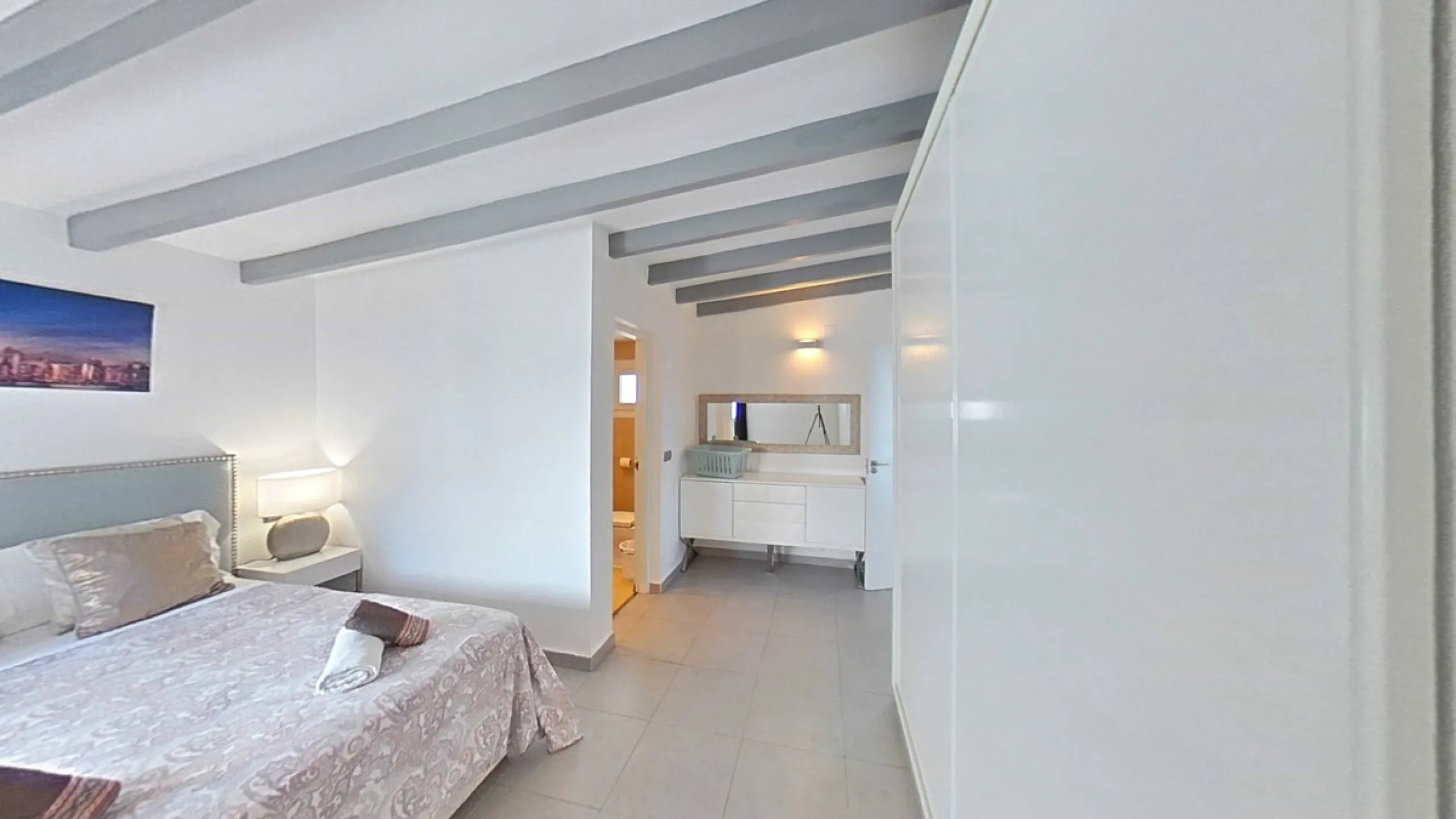 The property has a private, heated swimming pool which is positioned almost on the beach itself.  The gardens and pool have sunshine all day.