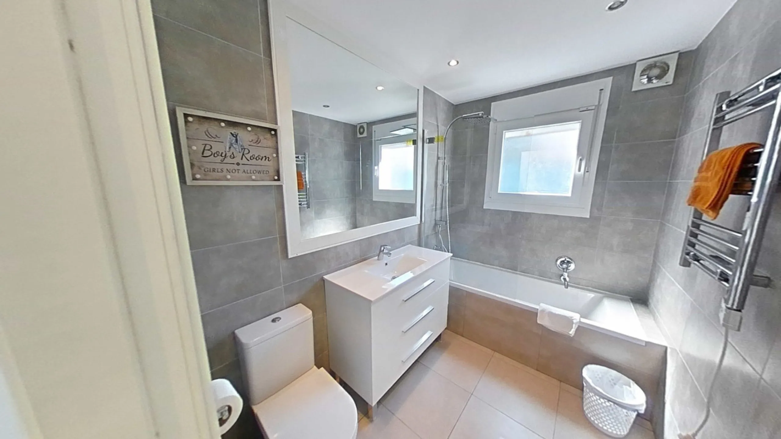 The property has a private, heated swimming pool which is positioned almost on the beach itself.  The gardens and pool have sunshine all day.