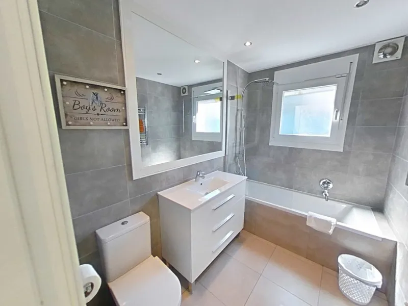 The property has a private, heated swimming pool which is positioned almost on the beach itself.  The gardens and pool have sunshine all day.