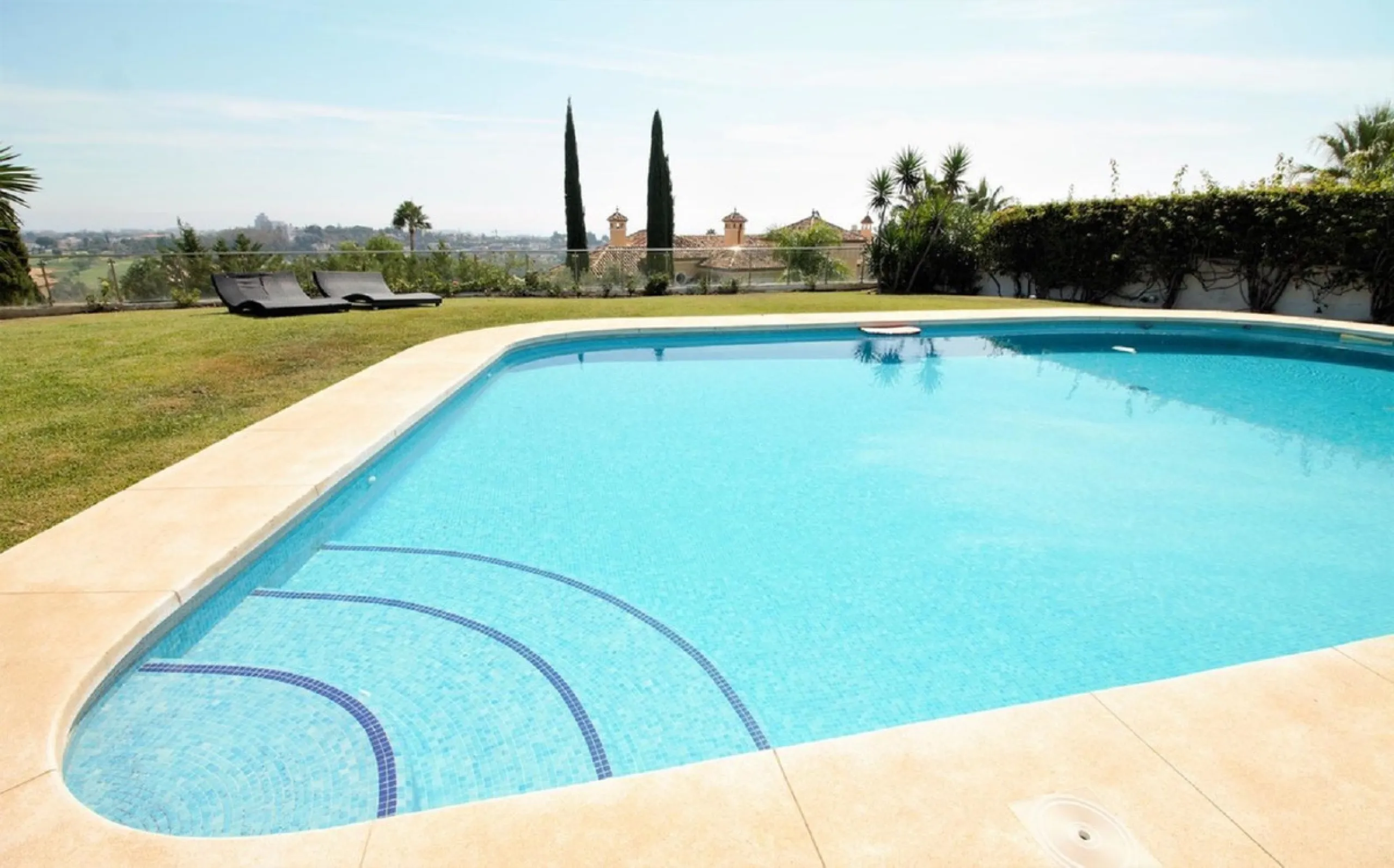 Dream villa with panoramic sea and mountain views in El Paraiso.