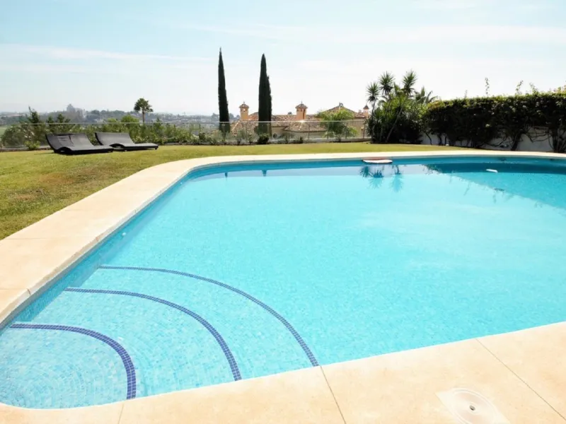 Dream villa with panoramic sea and mountain views in El Paraiso.