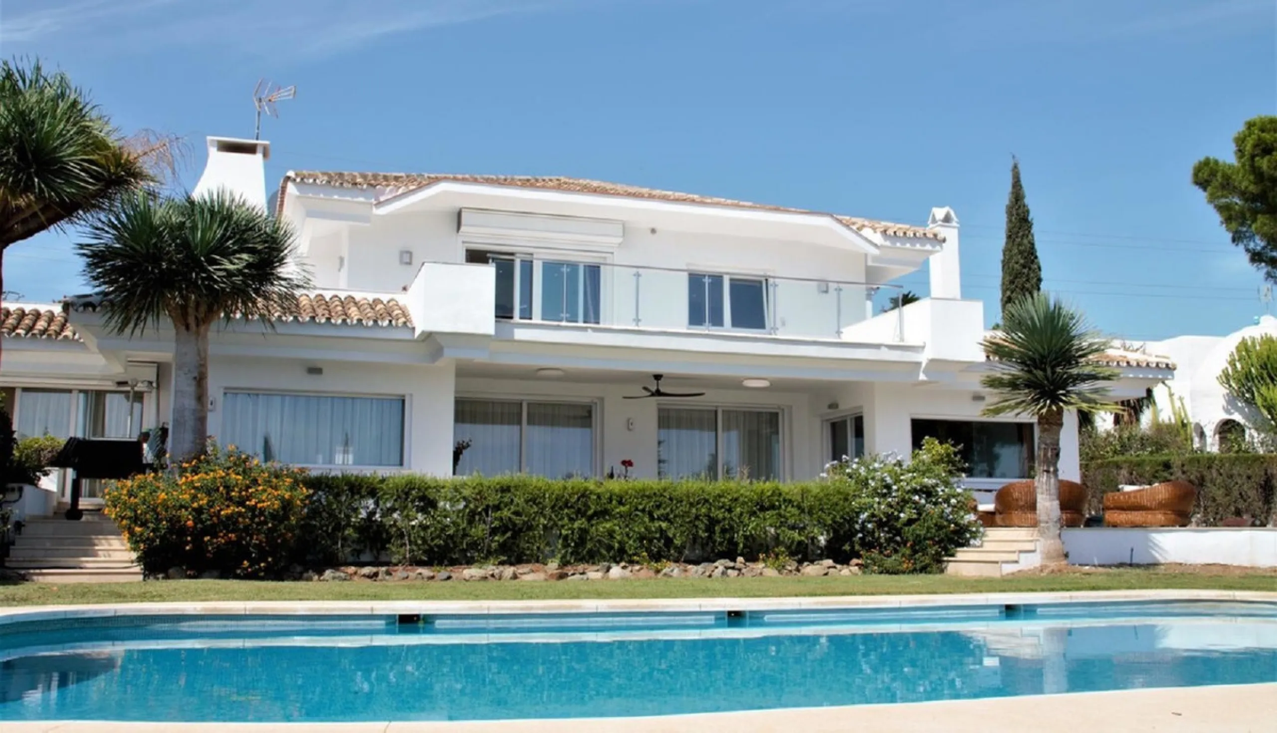 Dream villa with panoramic sea and mountain views in El Paraiso.