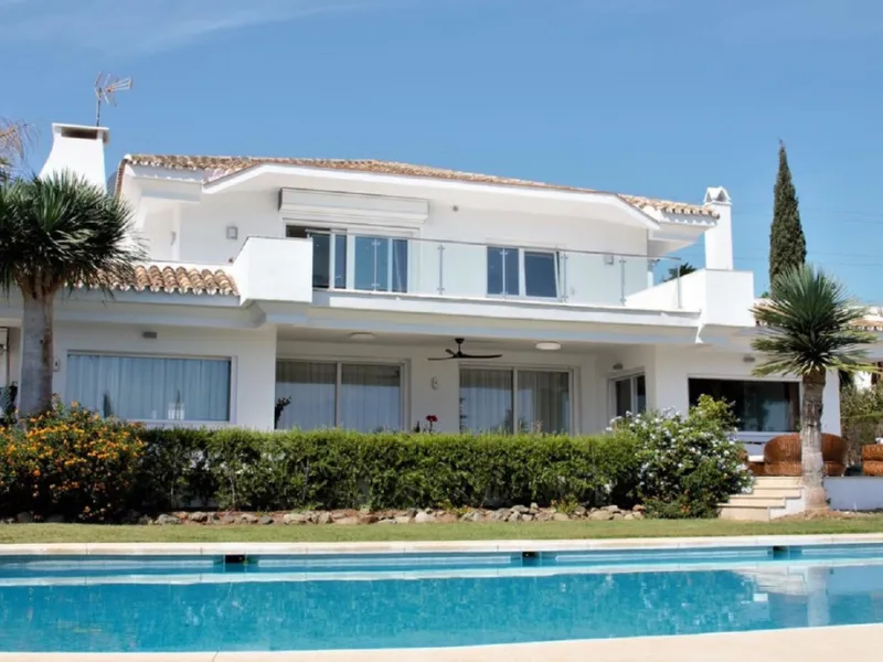 Dream villa with panoramic sea and mountain views in El Paraiso.
