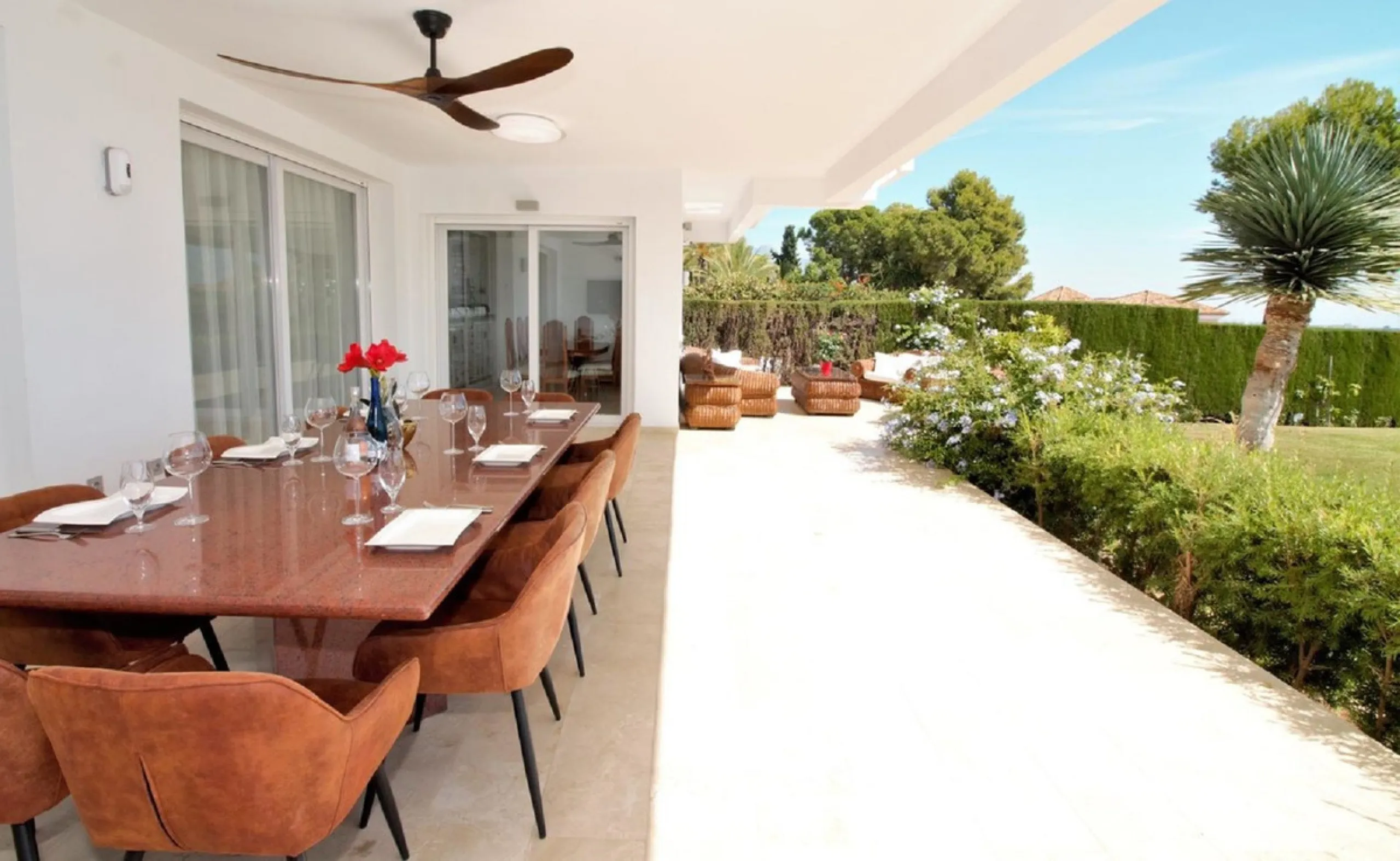 Dream villa with panoramic sea and mountain views in El Paraiso.