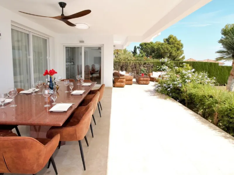 Dream villa with panoramic sea and mountain views in El Paraiso.