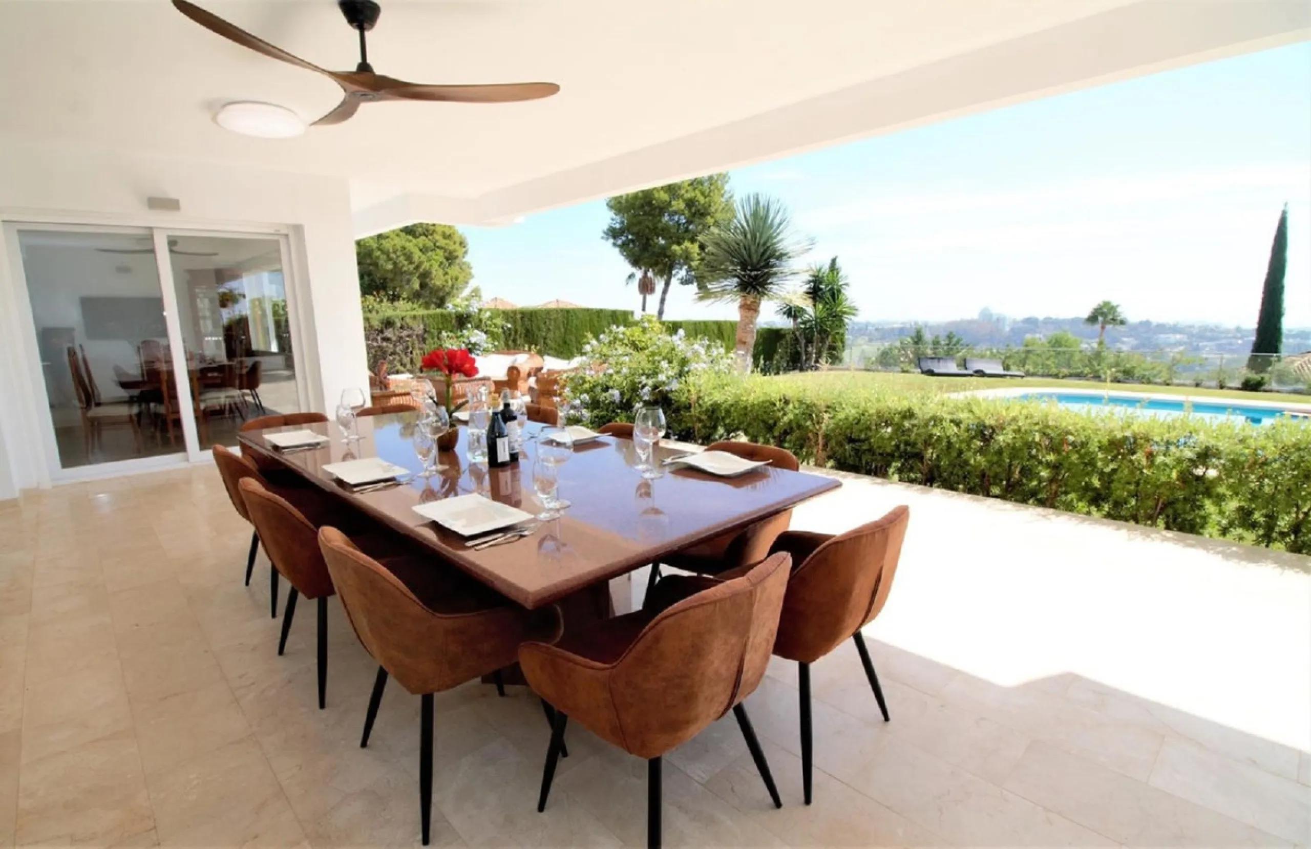 Dream villa with panoramic sea and mountain views in El Paraiso.