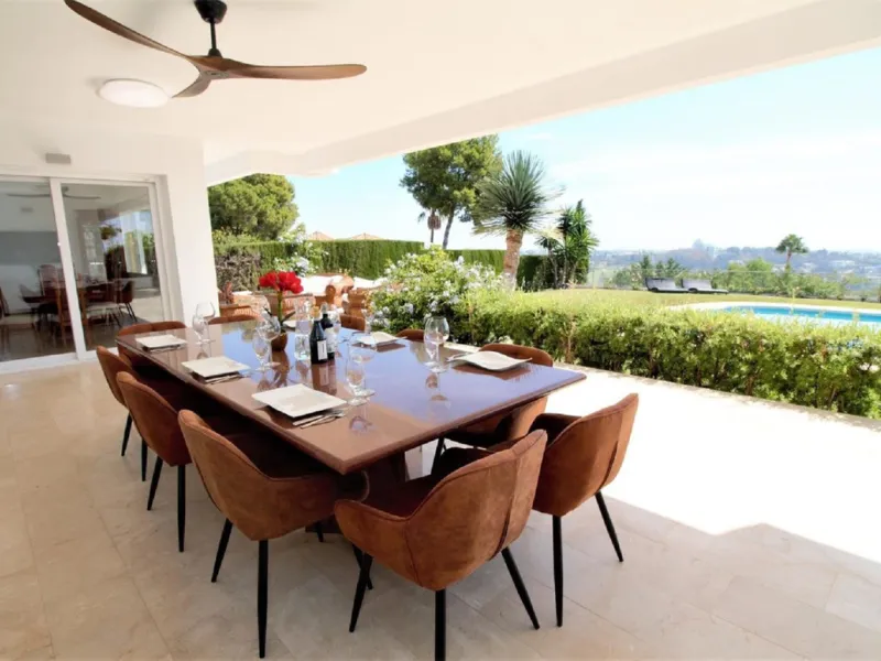 Dream villa with panoramic sea and mountain views in El Paraiso.