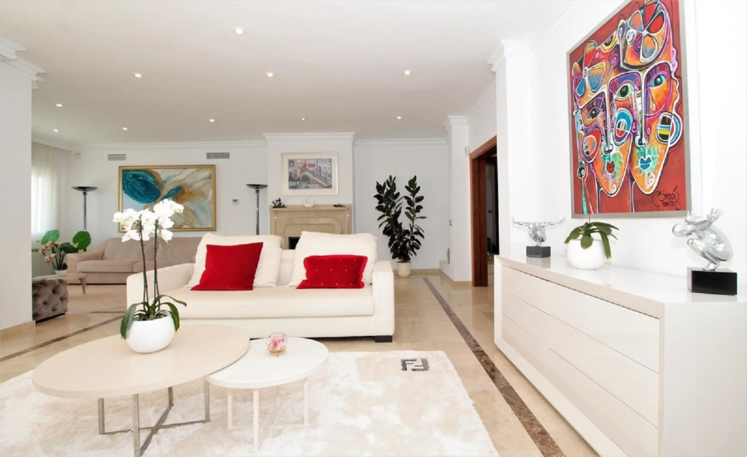 Dream villa with panoramic sea and mountain views in El Paraiso.
