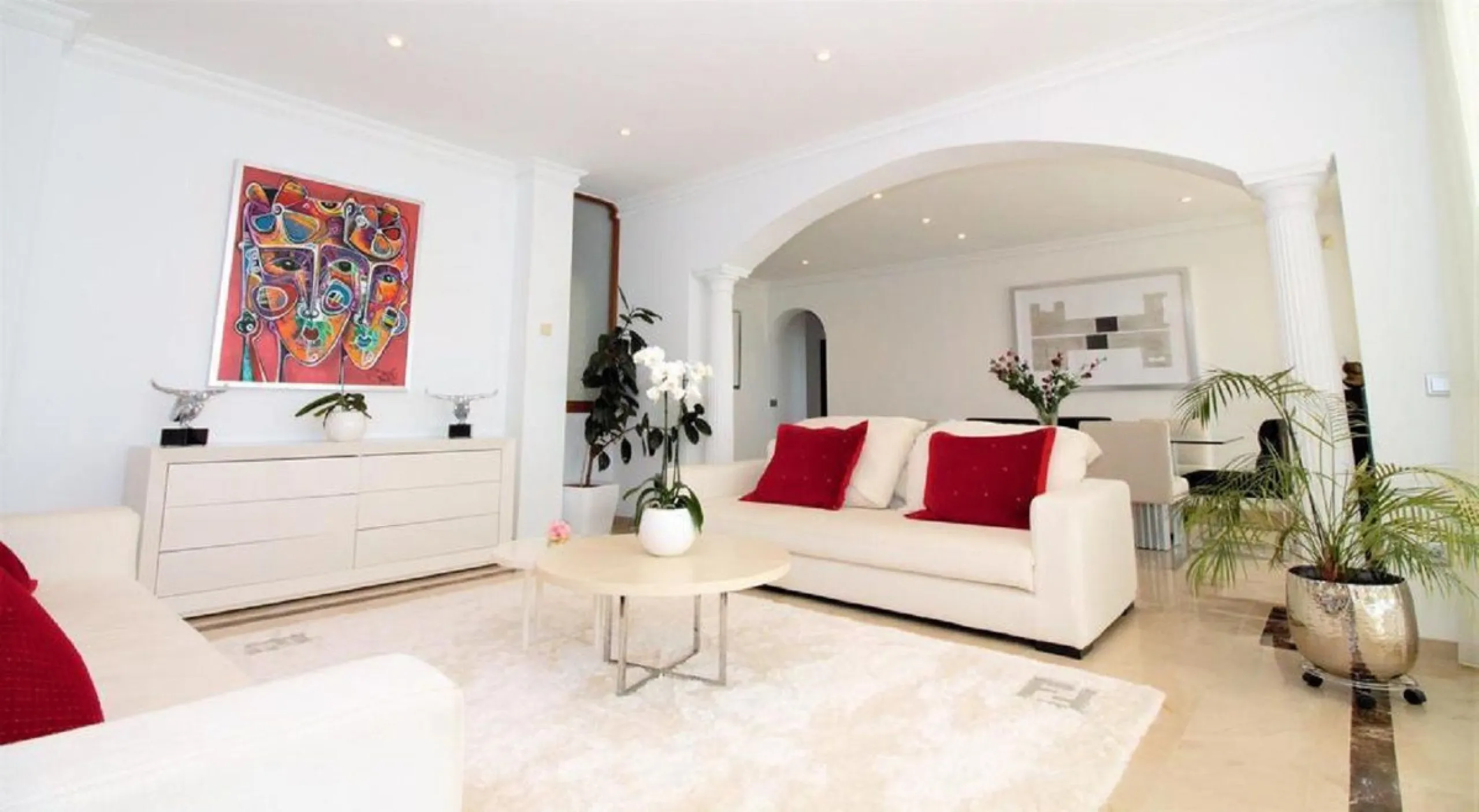 Dream villa with panoramic sea and mountain views in El Paraiso.