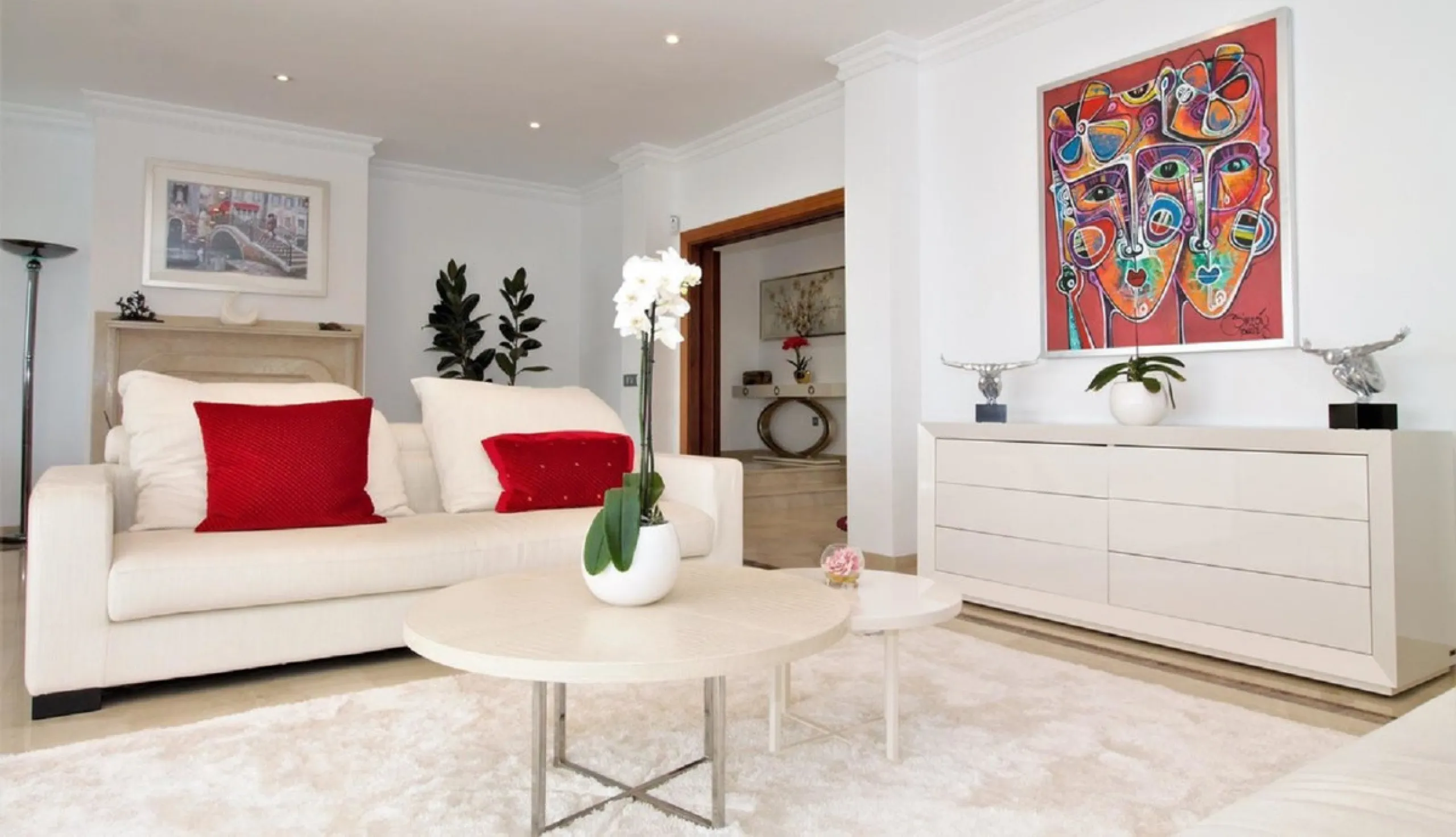 Dream villa with panoramic sea and mountain views in El Paraiso.
