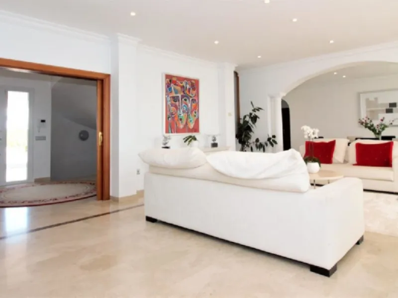 Dream villa with panoramic sea and mountain views in El Paraiso.