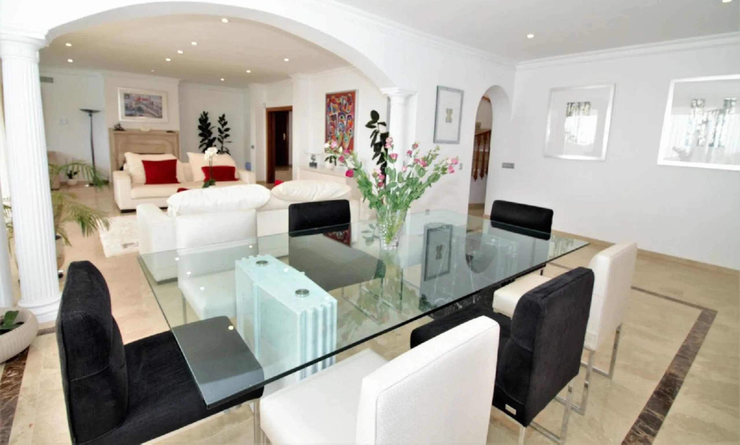 Dream villa with panoramic sea and mountain views in El Paraiso.