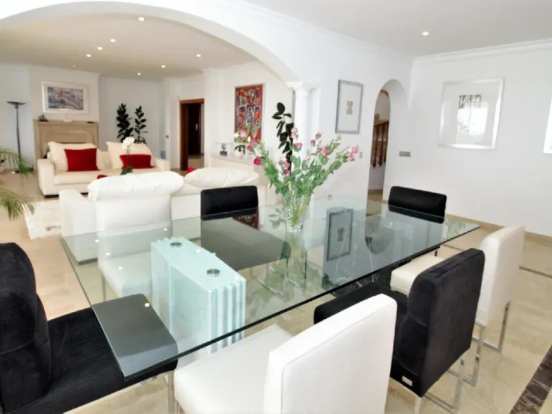 Dream villa with panoramic sea and mountain views in El Paraiso.
