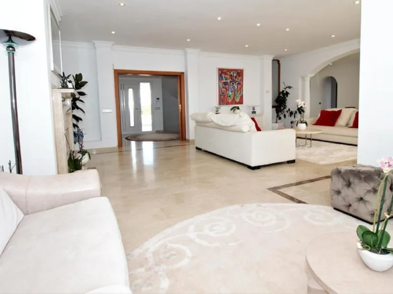 Dream villa with panoramic sea and mountain views in El Paraiso.