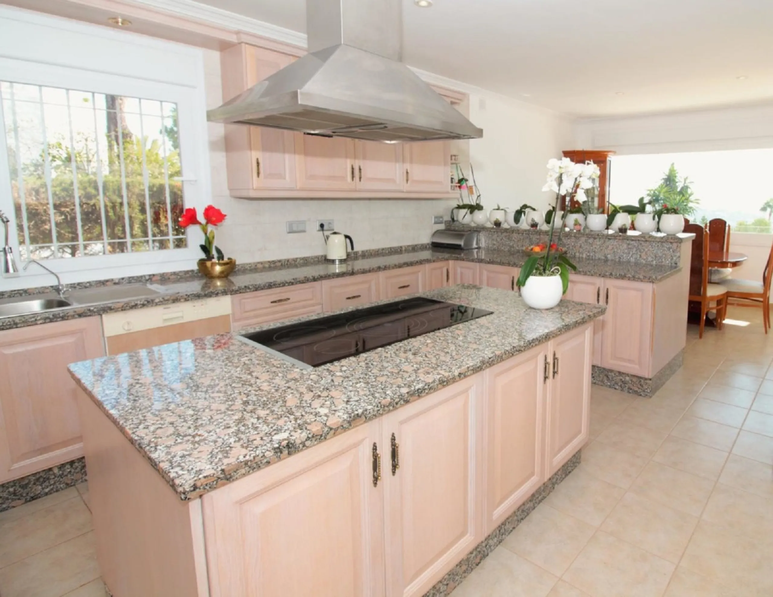 Dream villa with panoramic sea and mountain views in El Paraiso.