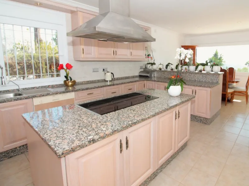 Dream villa with panoramic sea and mountain views in El Paraiso.