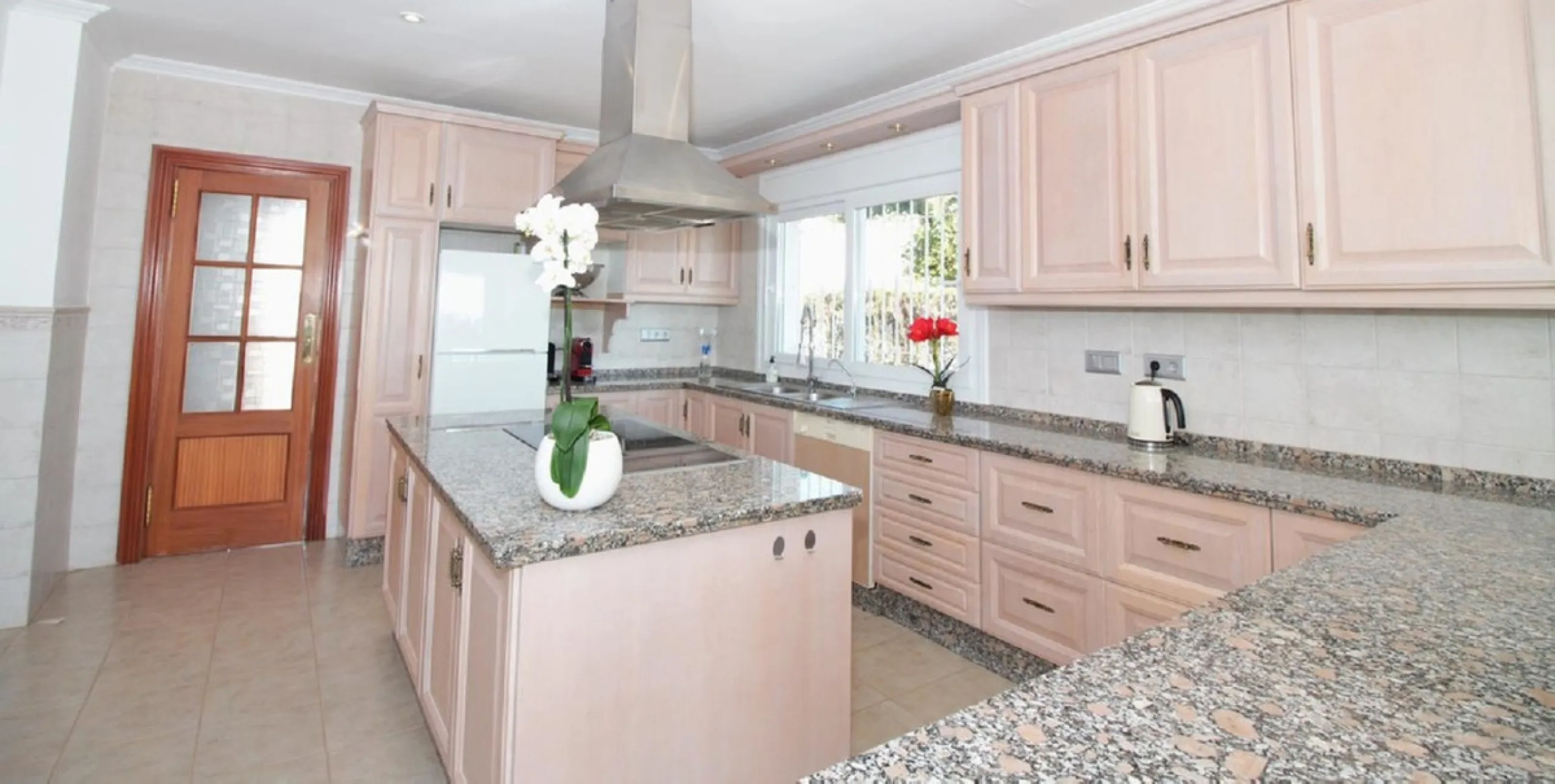 Dream villa with panoramic sea and mountain views in El Paraiso.