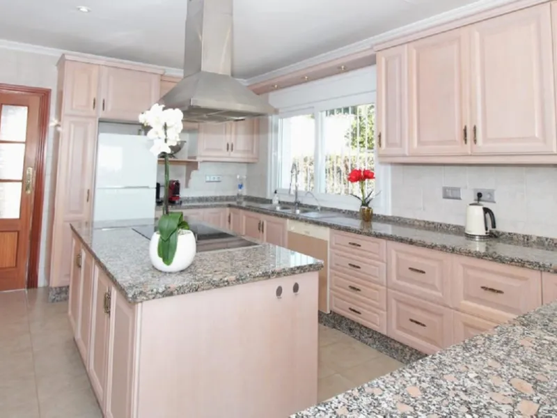 Dream villa with panoramic sea and mountain views in El Paraiso.