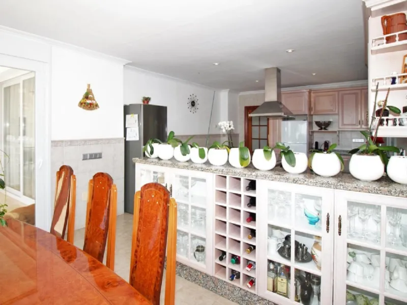 Dream villa with panoramic sea and mountain views in El Paraiso.