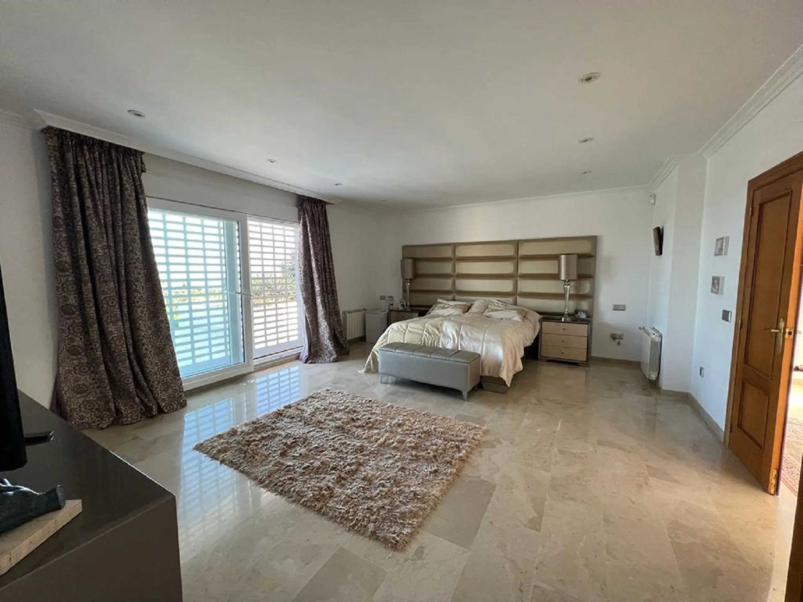 Dream villa with panoramic sea and mountain views in El Paraiso.