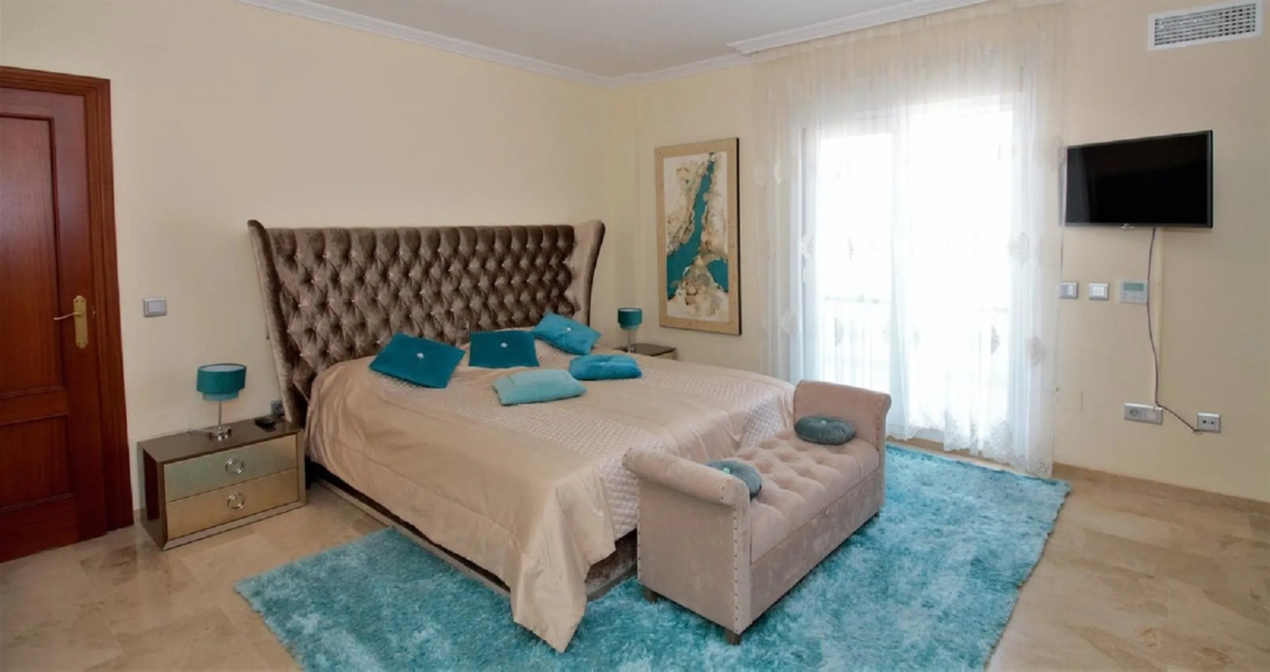 Dream villa with panoramic sea and mountain views in El Paraiso.