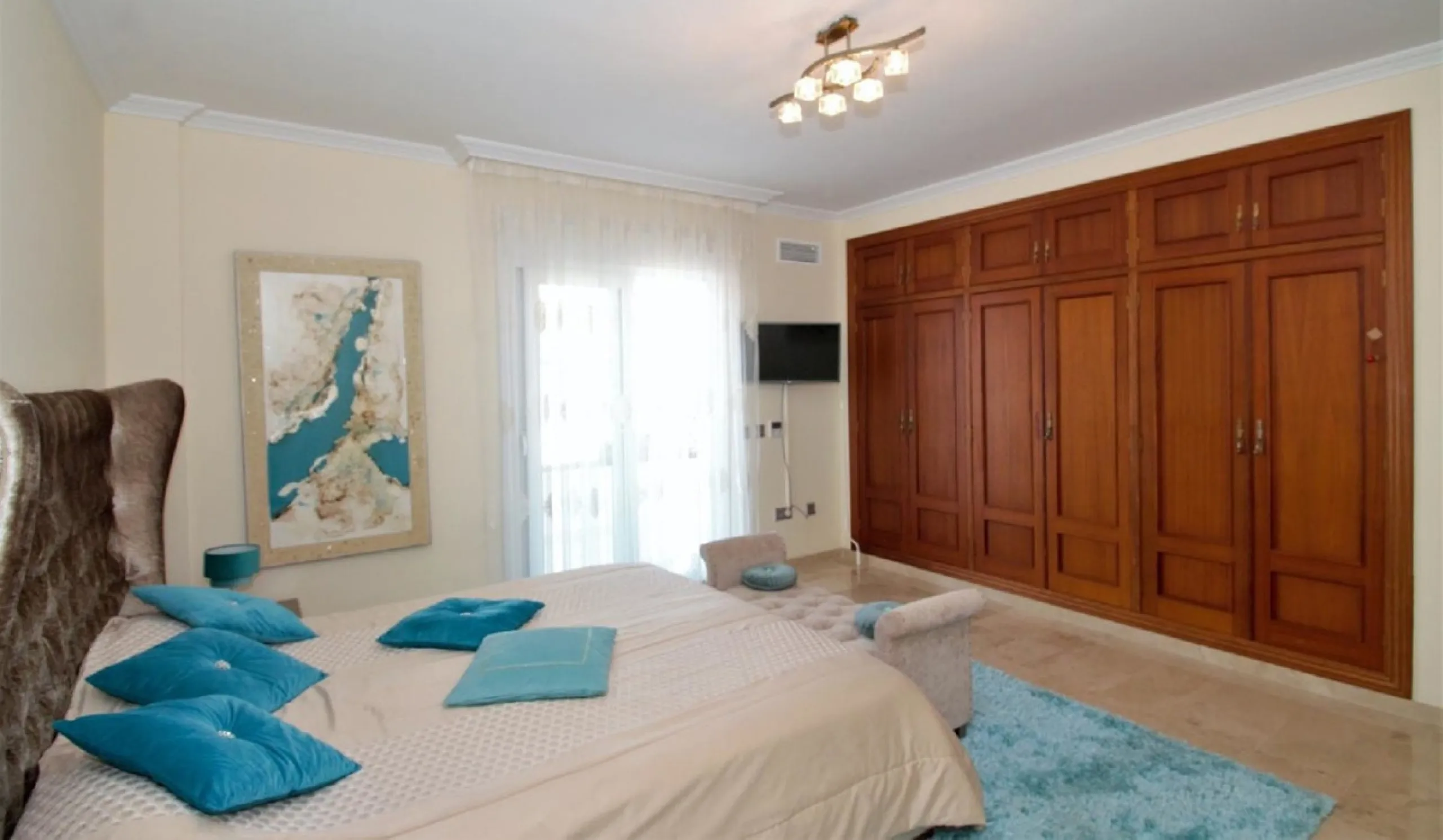 Dream villa with panoramic sea and mountain views in El Paraiso.