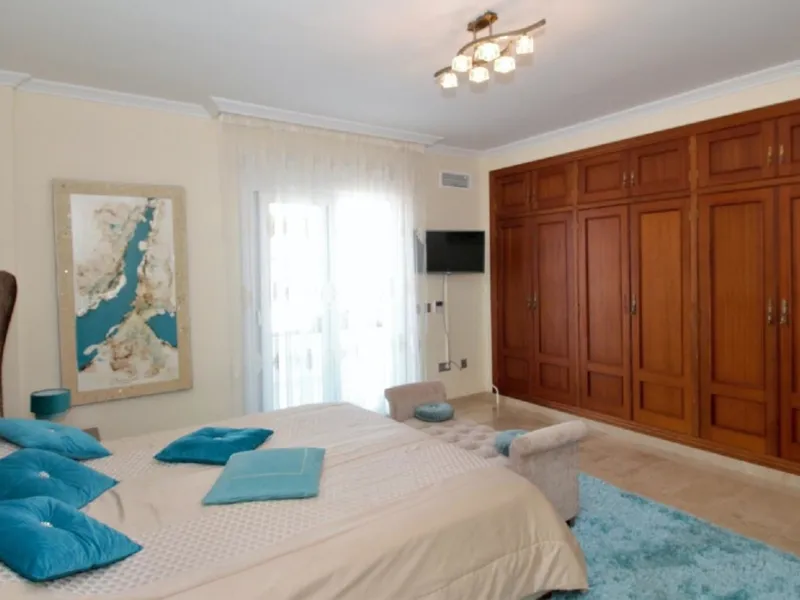 Dream villa with panoramic sea and mountain views in El Paraiso.