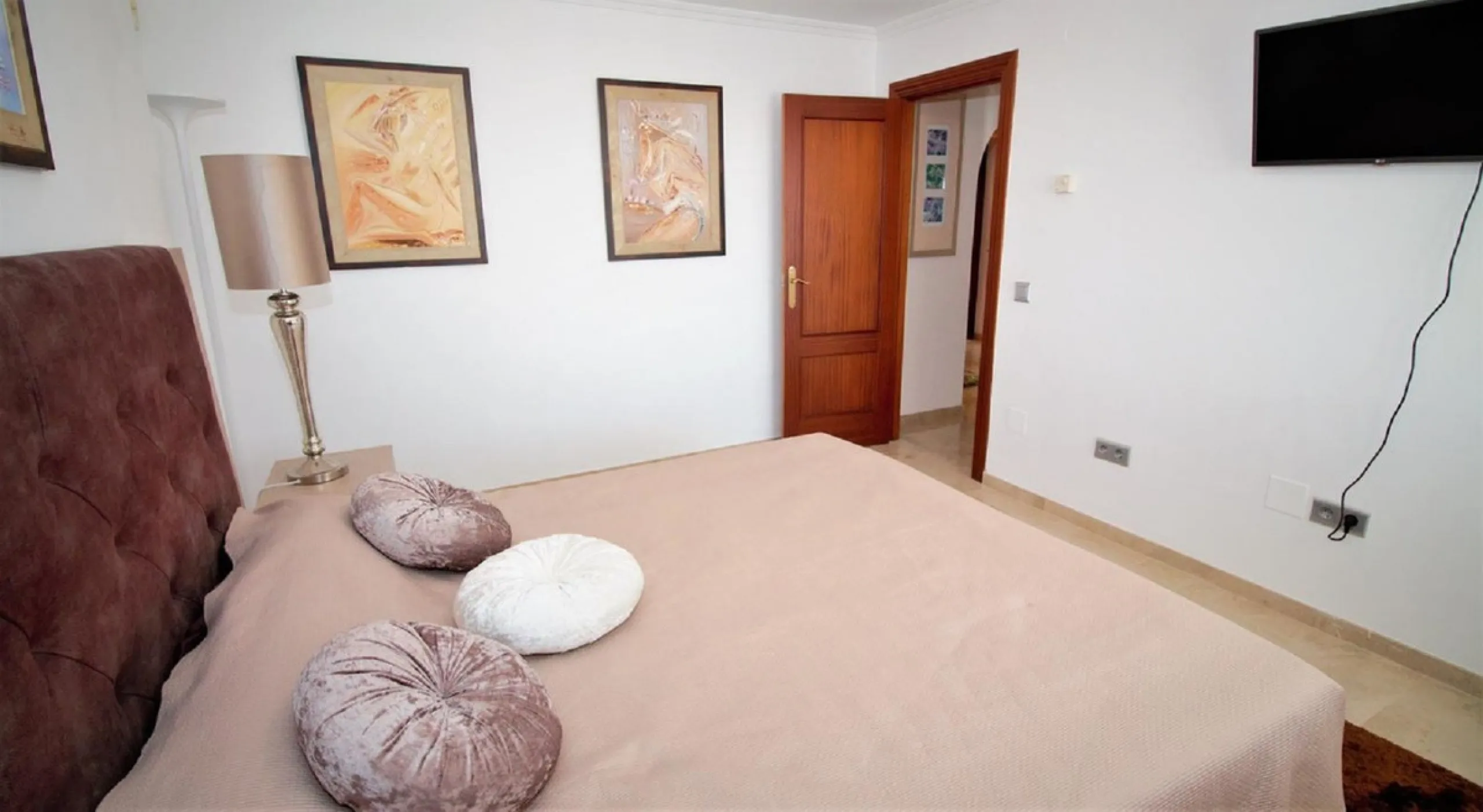 Dream villa with panoramic sea and mountain views in El Paraiso.