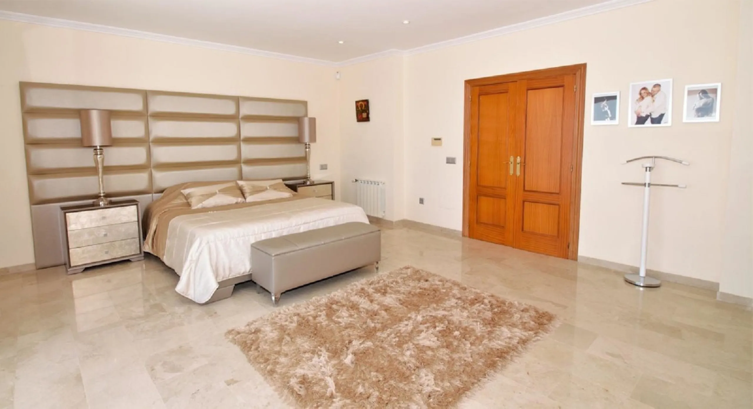 Dream villa with panoramic sea and mountain views in El Paraiso.