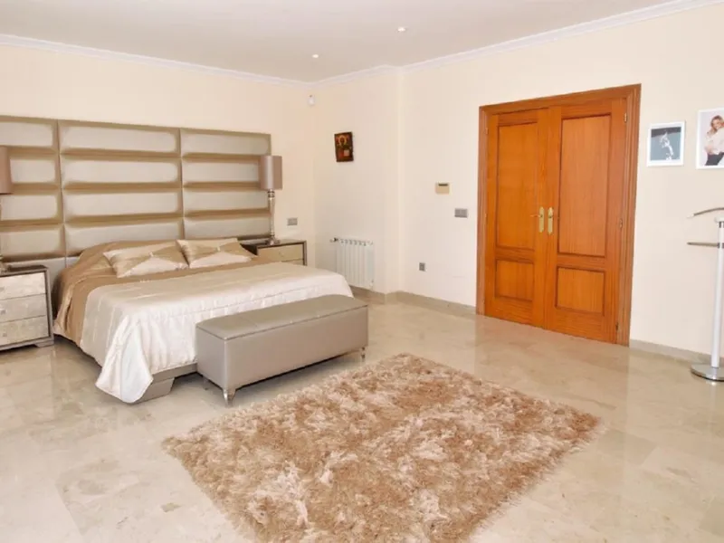 Dream villa with panoramic sea and mountain views in El Paraiso.