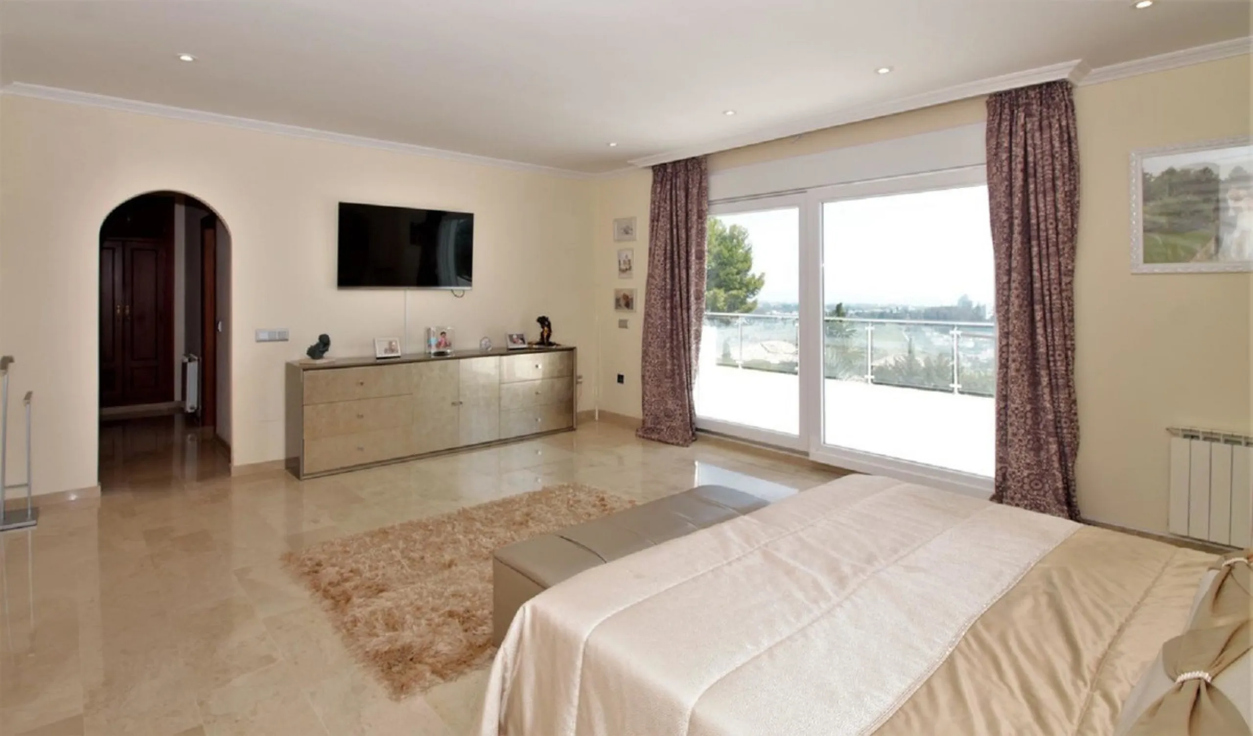 Dream villa with panoramic sea and mountain views in El Paraiso.