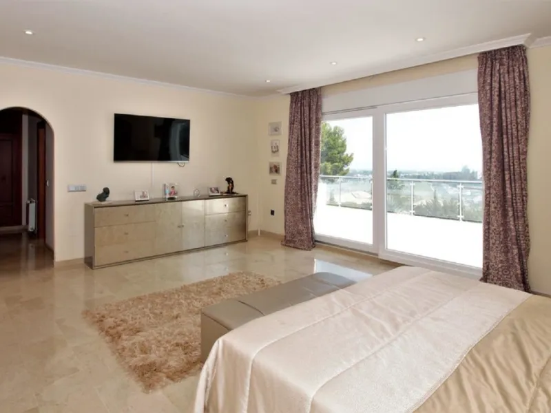Dream villa with panoramic sea and mountain views in El Paraiso.