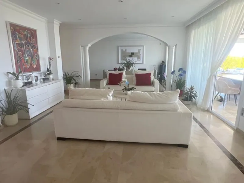Dream villa with panoramic sea and mountain views in El Paraiso.