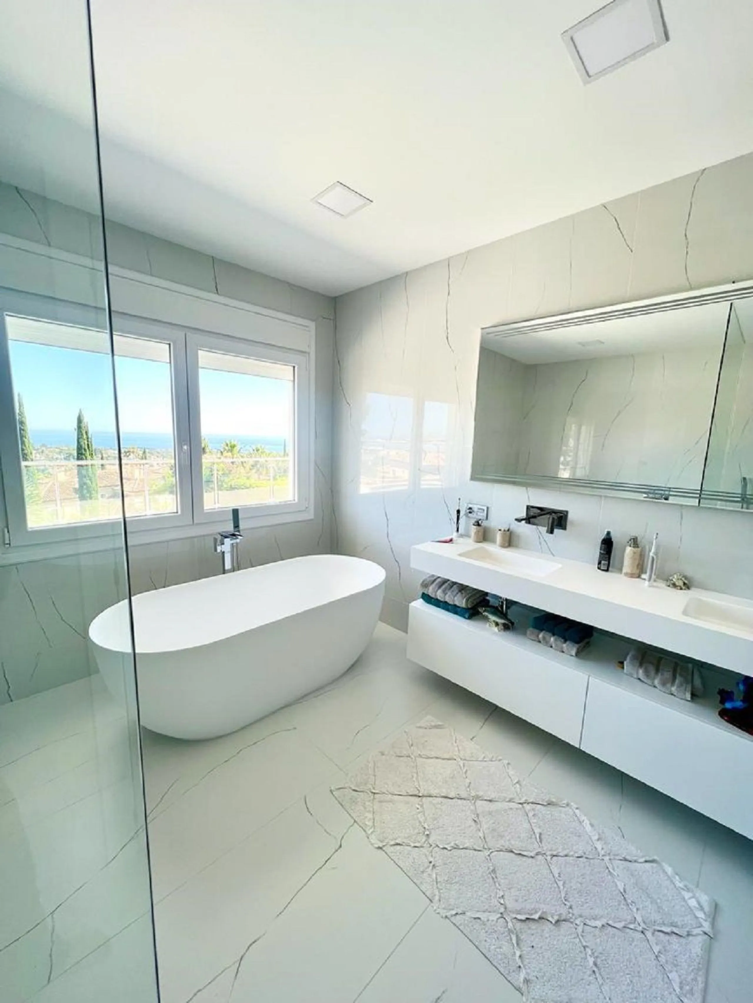 Dream villa with panoramic sea and mountain views in El Paraiso.
