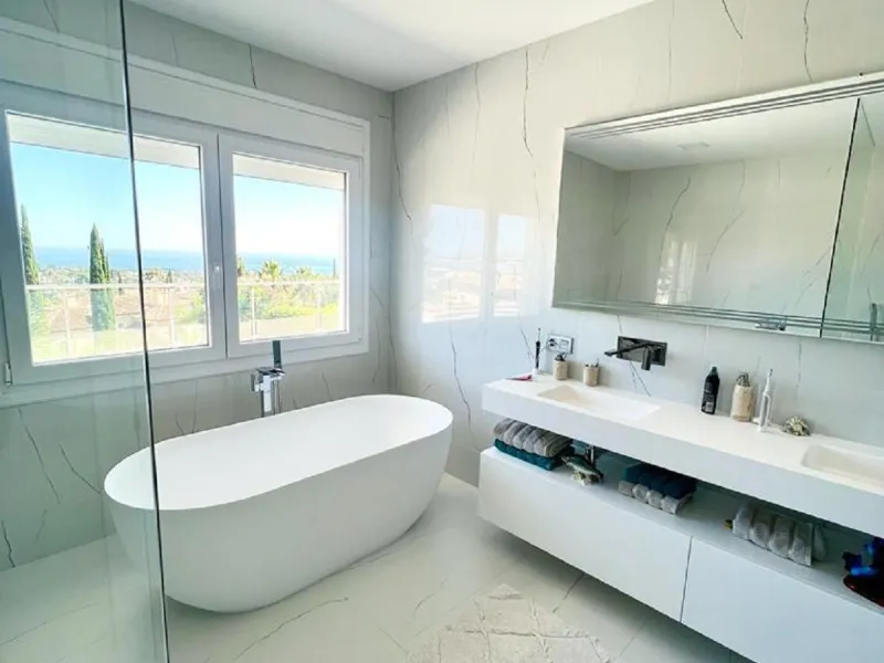 Dream villa with panoramic sea and mountain views in El Paraiso.