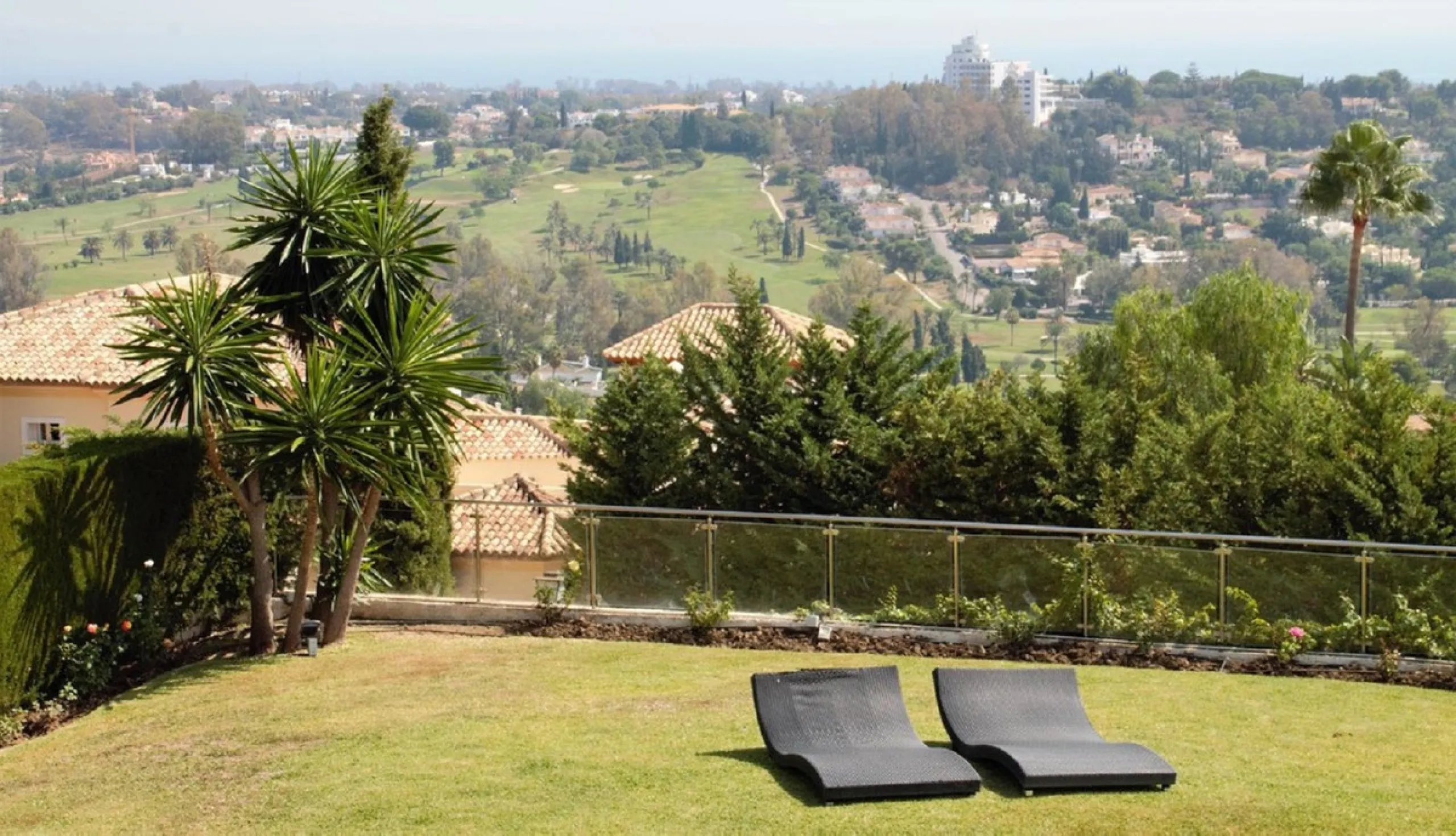 Dream villa with panoramic sea and mountain views in El Paraiso.