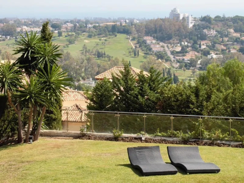 Dream villa with panoramic sea and mountain views in El Paraiso.