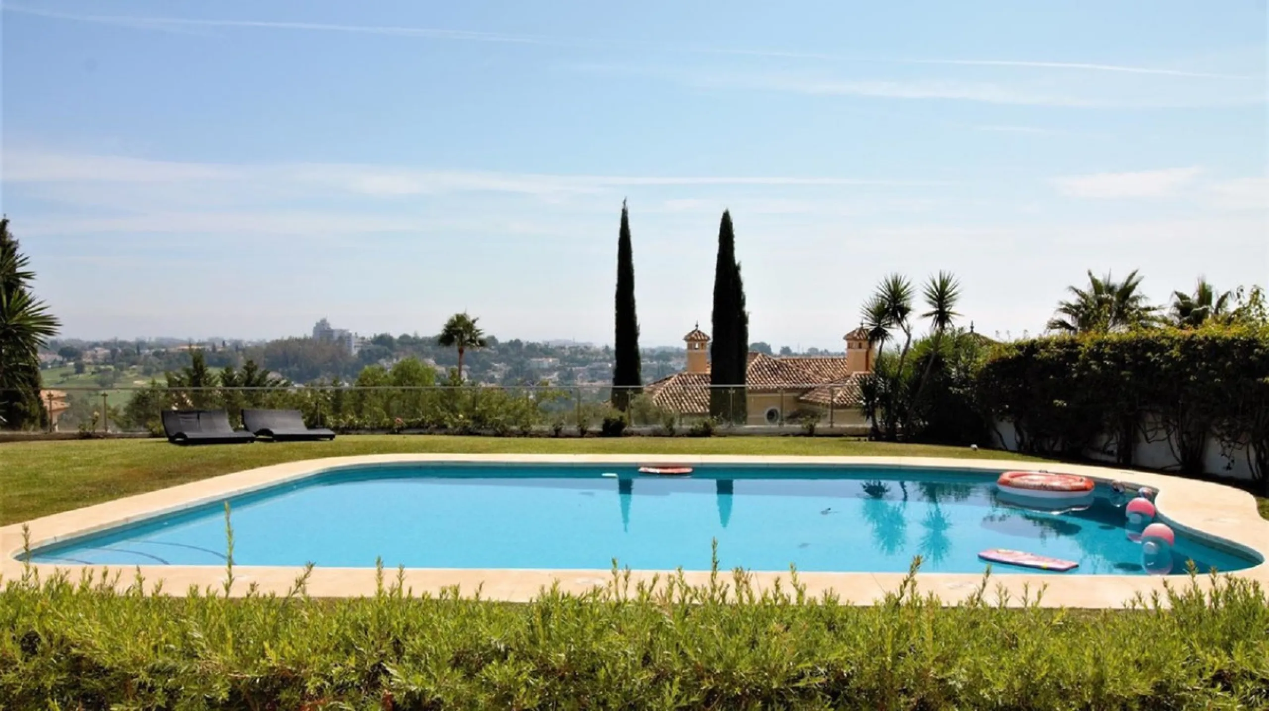 Dream villa with panoramic sea and mountain views in El Paraiso.