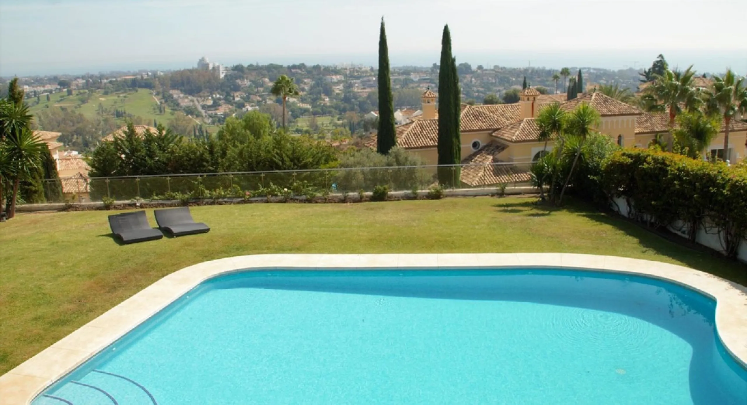 Dream villa with panoramic sea and mountain views in El Paraiso.