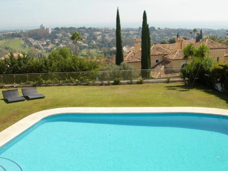 Dream villa with panoramic sea and mountain views in El Paraiso.
