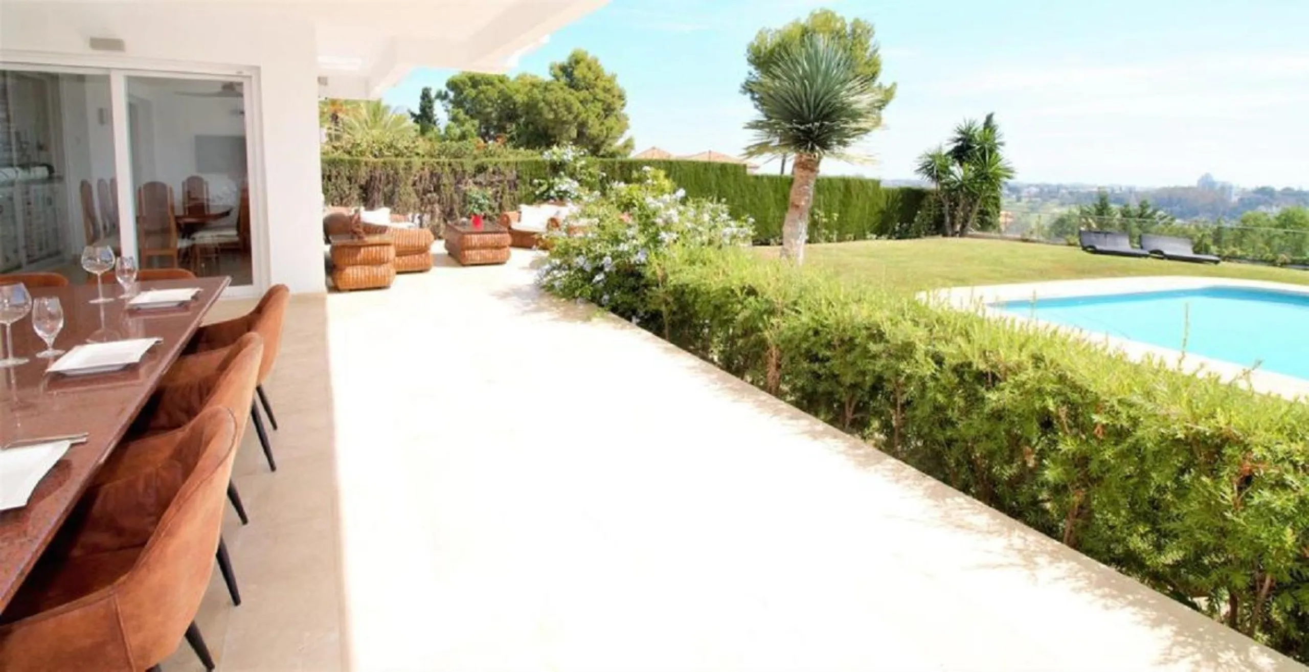 Dream villa with panoramic sea and mountain views in El Paraiso.