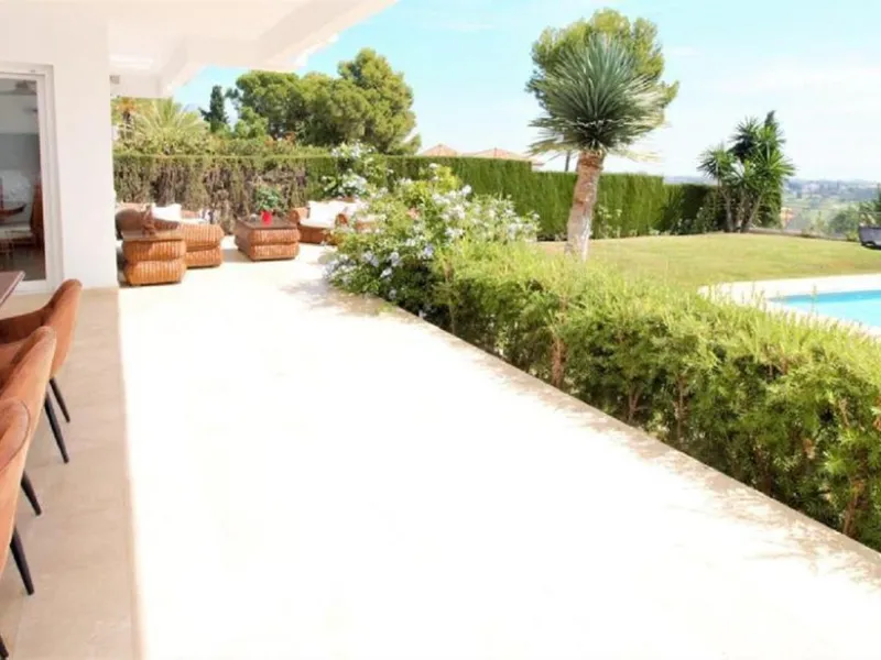 Dream villa with panoramic sea and mountain views in El Paraiso.