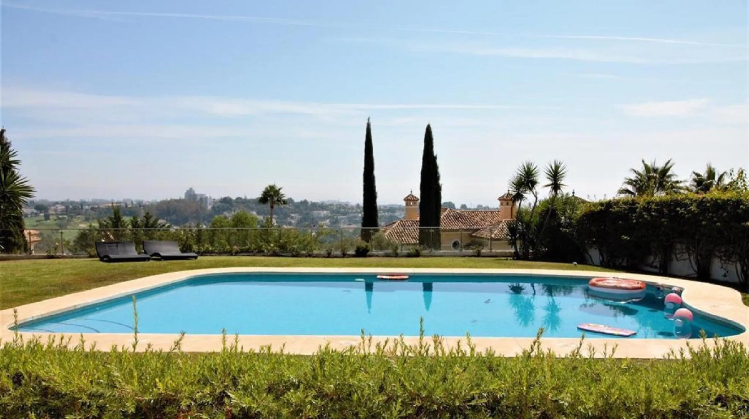 Dream villa with panoramic sea and mountain views in El Paraiso.