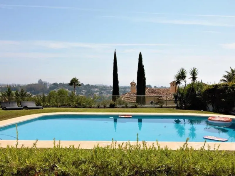 Dream villa with panoramic sea and mountain views in El Paraiso.