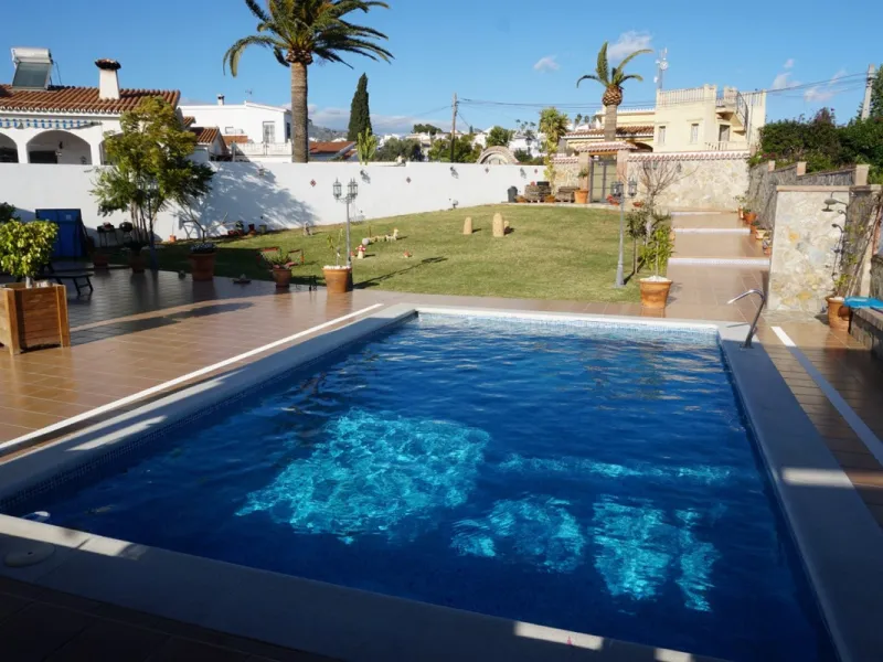 Independent house, Caleta de Vélez boasts of being the most important fishing port in the province of Malaga. You can walk along the pier and see how the fishermen prepare their fising nets and, at dawn, enjoy watching the fishing boats come in to arrive 