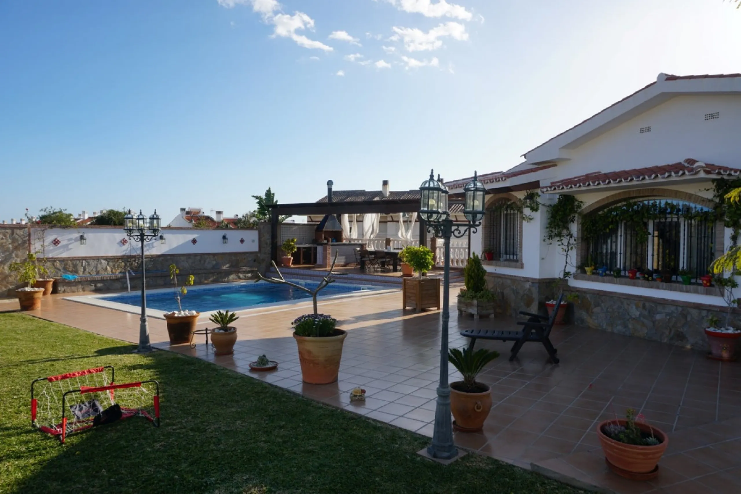 Independent house, Caleta de Vélez boasts of being the most important fishing port in the province of Malaga. You can walk along the pier and see how the fishermen prepare their fising nets and, at dawn, enjoy watching the fishing boats come in to arrive 
