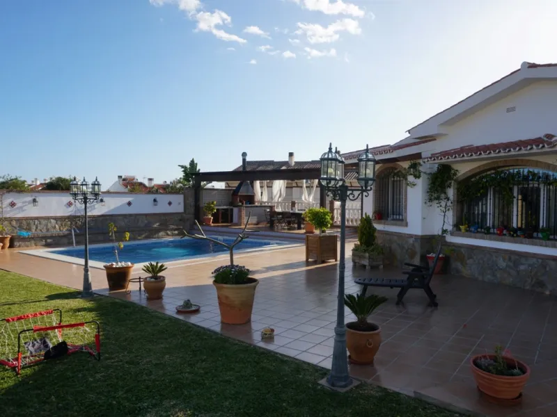 Independent house, Caleta de Vélez boasts of being the most important fishing port in the province of Malaga. You can walk along the pier and see how the fishermen prepare their fising nets and, at dawn, enjoy watching the fishing boats come in to arrive 