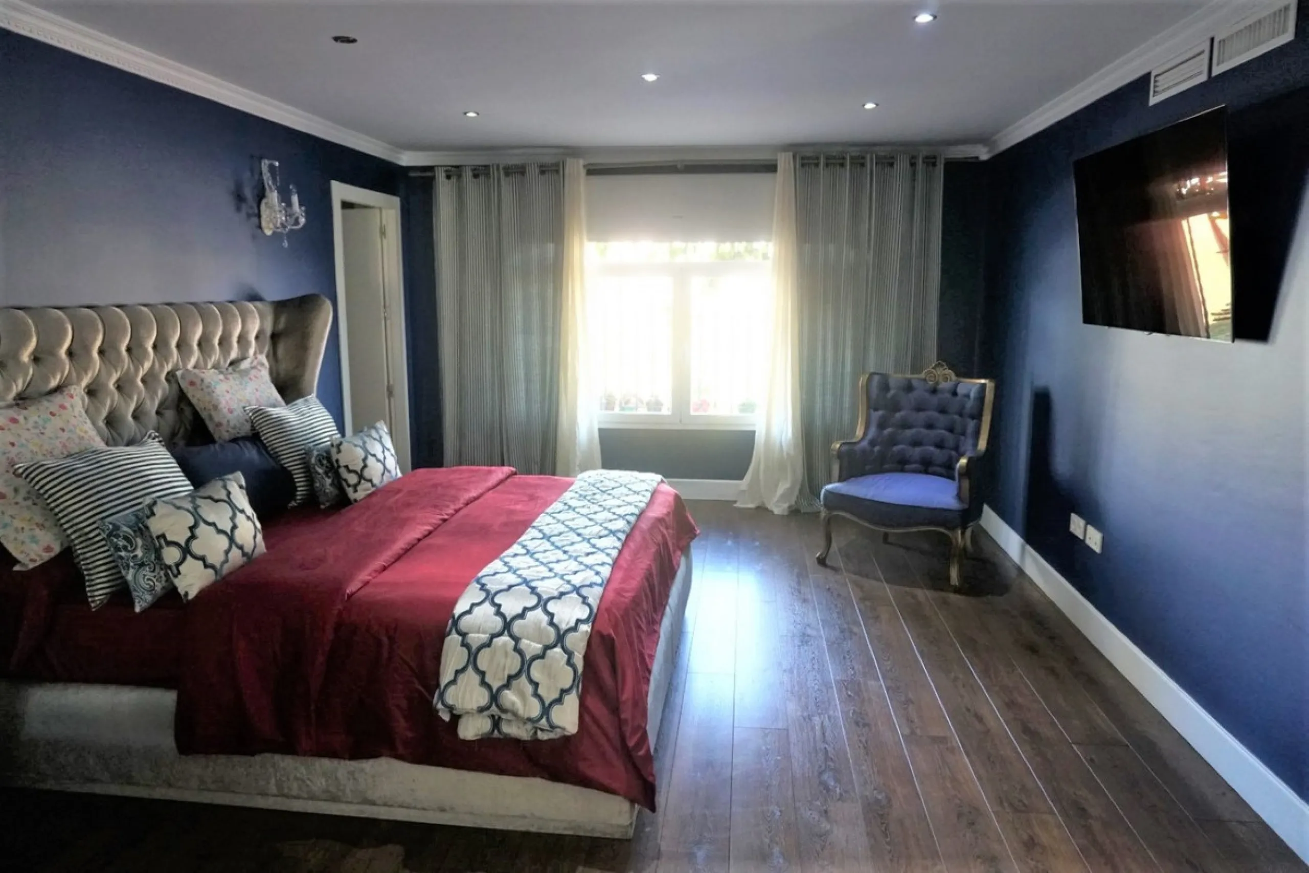 Independent house, Caleta de Vélez boasts of being the most important fishing port in the province of Malaga. You can walk along the pier and see how the fishermen prepare their fising nets and, at dawn, enjoy watching the fishing boats come in to arrive 