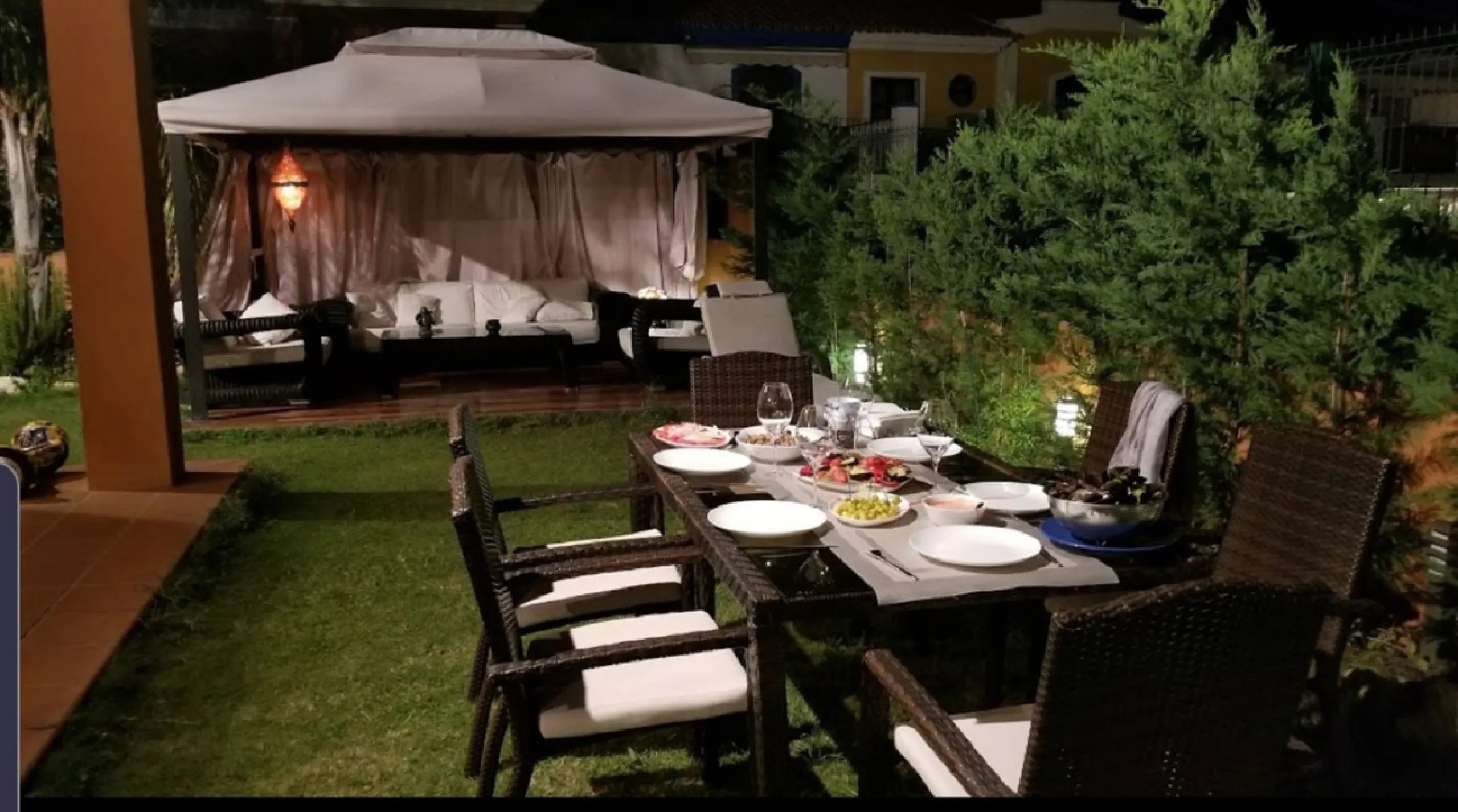 Bright and spacious corner townhouse with a large garden of 250m.
