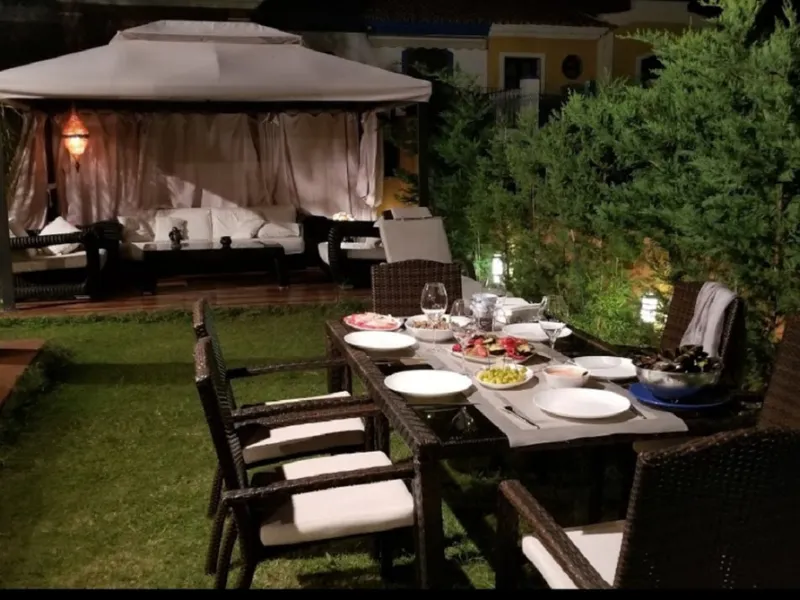 Bright and spacious corner townhouse with a large garden of 250m.